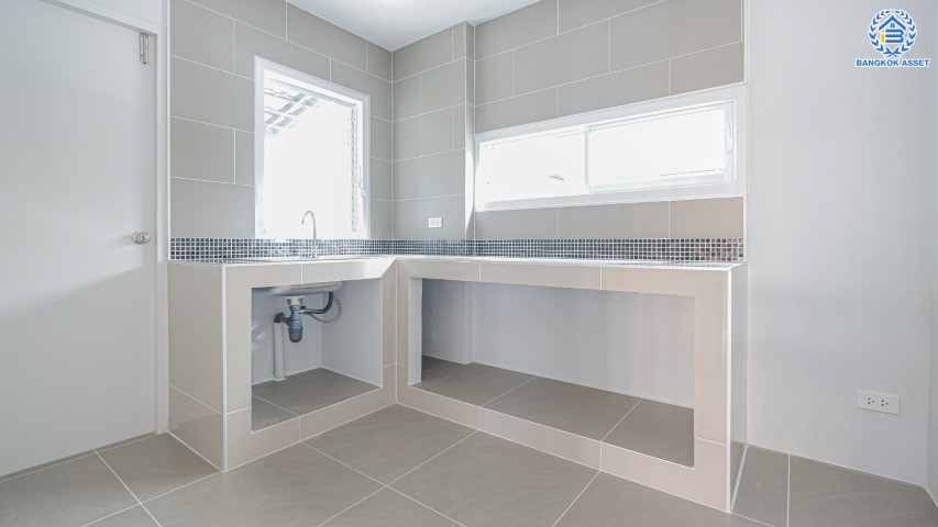 บ้านมือสองตกแต่งใหม่ ม.คุณาลัย ปิ่นเกล้า หลังมุม! เนื้อที่มากถึง 52.1 ตร.ว. ฟังก์ชัน 3 ห้องนอน 1 ห้องแม่บ้าน 4 ห้องน้ำ 2 ที่จอดรถ บ้านสวยตกแต่งพร้อมเข้าอยู่ บนทำเลศักยภาพ ใกล้เซ็นทรัลปิ่นเกล้า, เซ็นทรัลศาลายา, ม.มหิดล และทางด่วน "กาญจนาภิเษก"